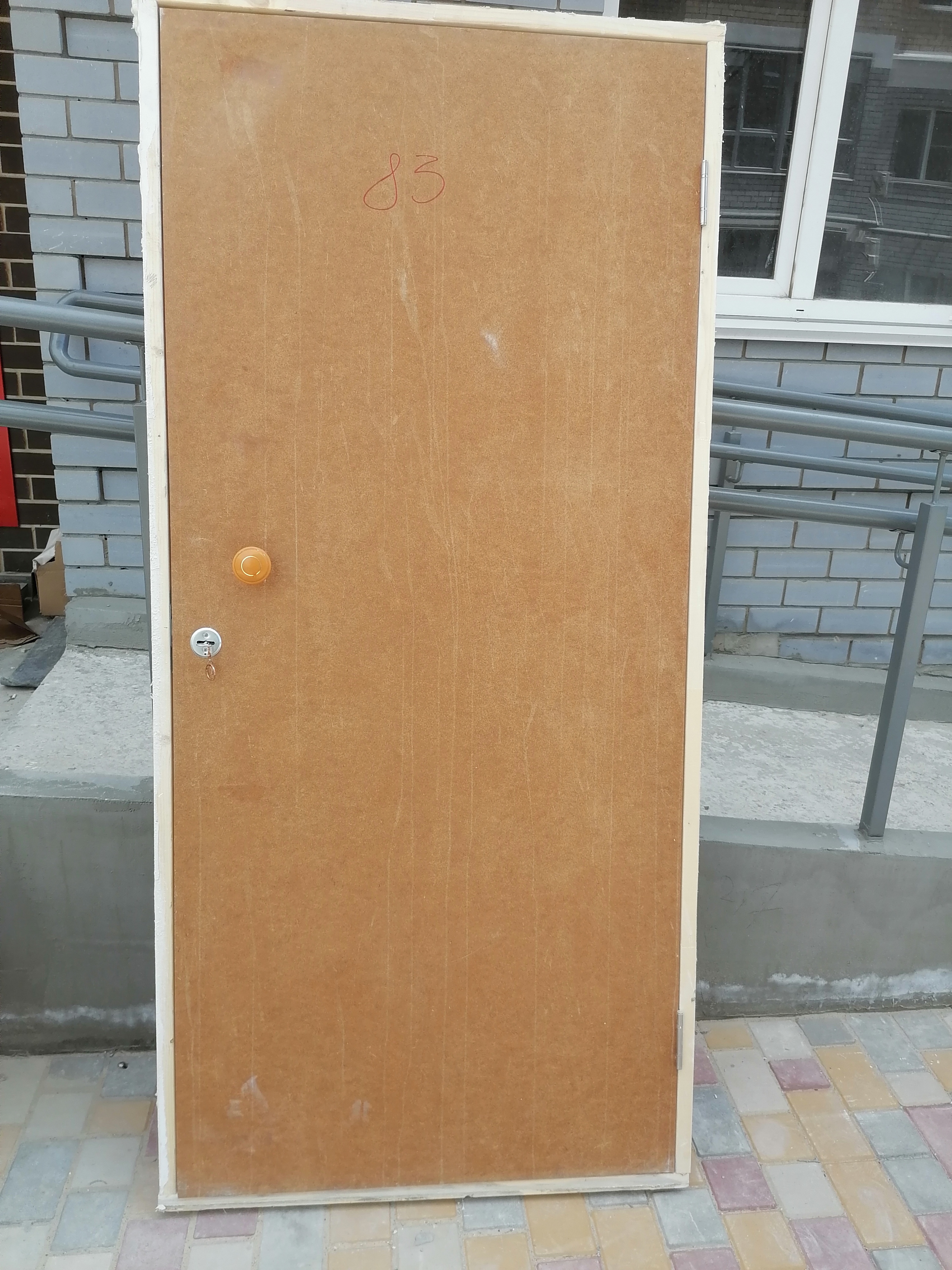 2100*900 по коробке\дерев. цена :1500 р. полотно,коробка,петли,замок.